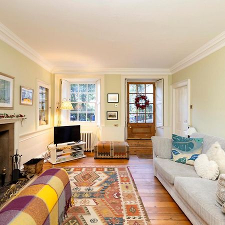 Joivy Beautiful Apartment, Private Garden, Calton Hill エディンバラ エクステリア 写真