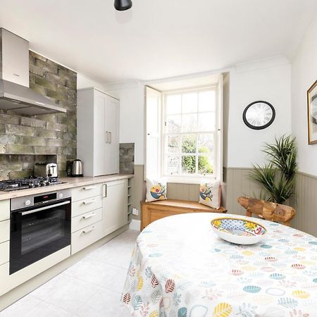 Joivy Beautiful Apartment, Private Garden, Calton Hill エディンバラ エクステリア 写真