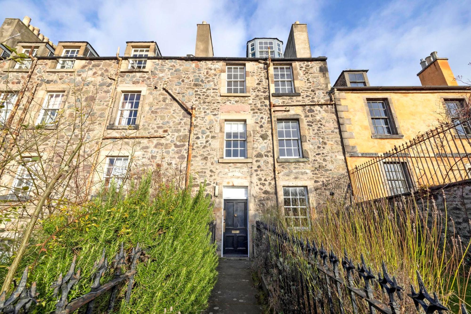 Joivy Beautiful Apartment, Private Garden, Calton Hill エディンバラ エクステリア 写真