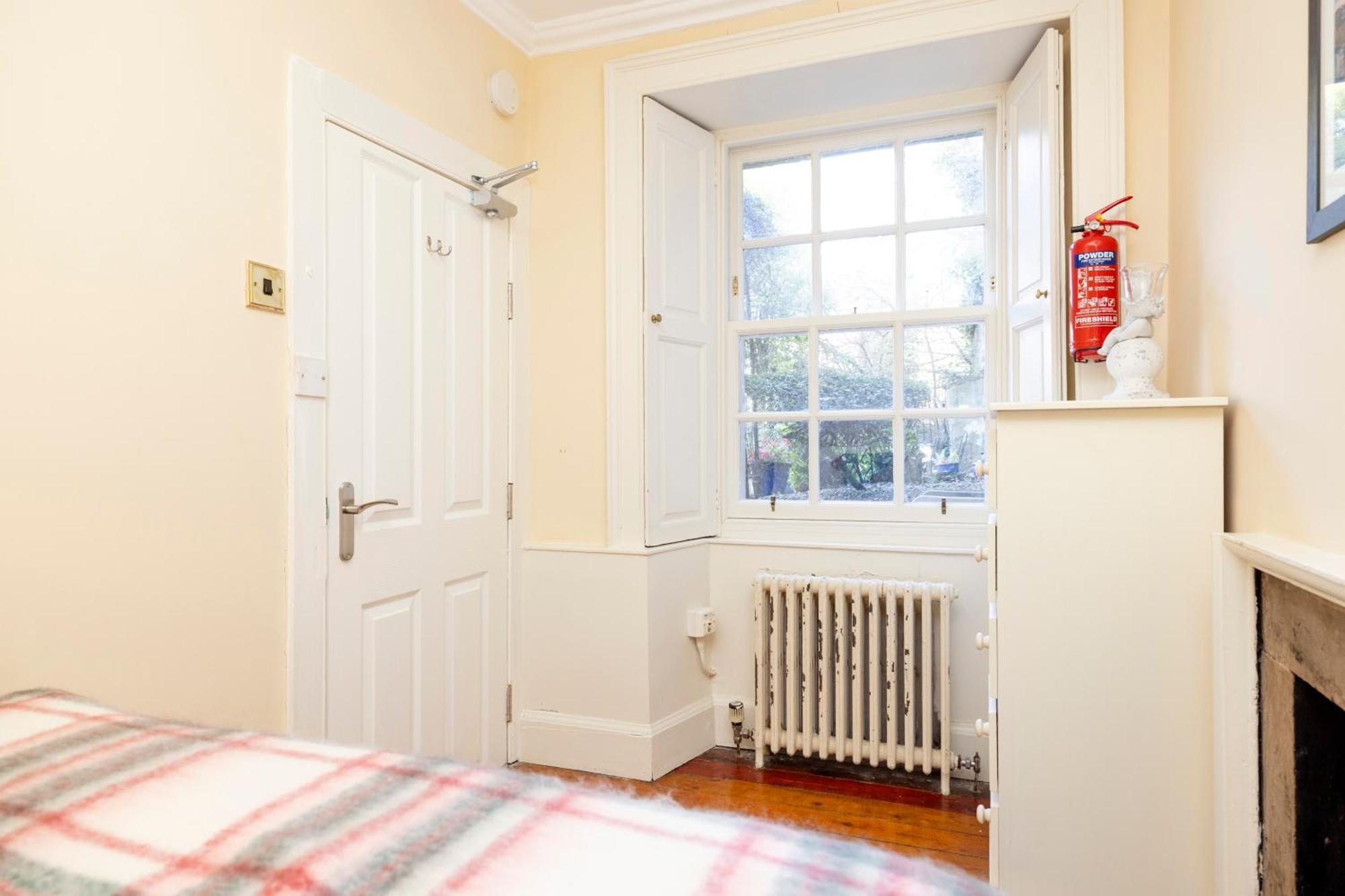 Joivy Beautiful Apartment, Private Garden, Calton Hill エディンバラ エクステリア 写真