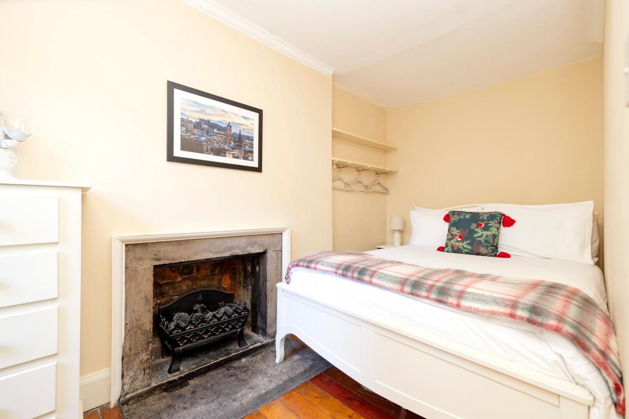 Joivy Beautiful Apartment, Private Garden, Calton Hill エディンバラ エクステリア 写真