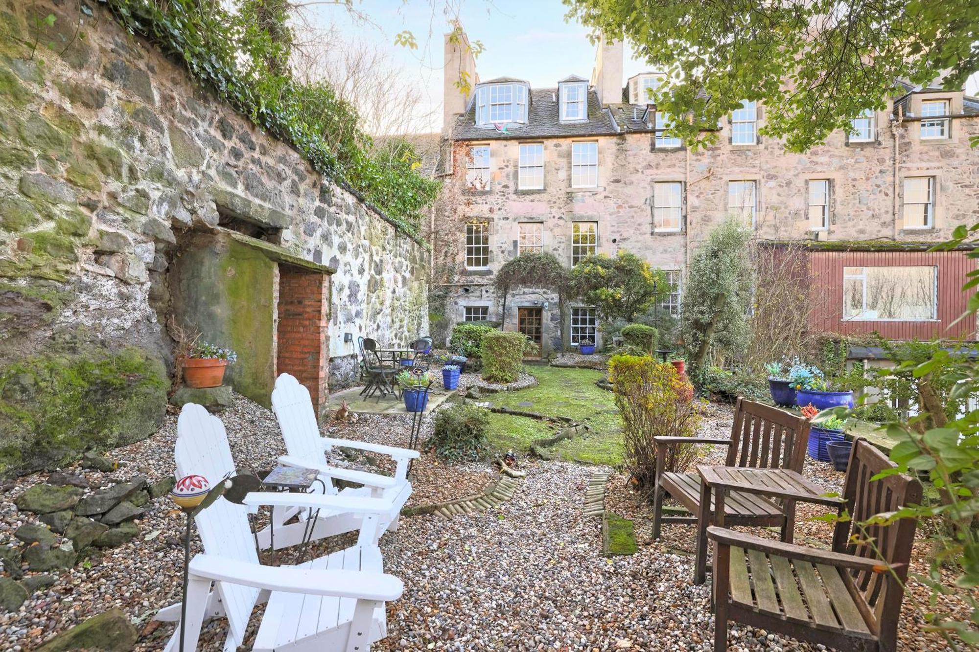 Joivy Beautiful Apartment, Private Garden, Calton Hill エディンバラ エクステリア 写真