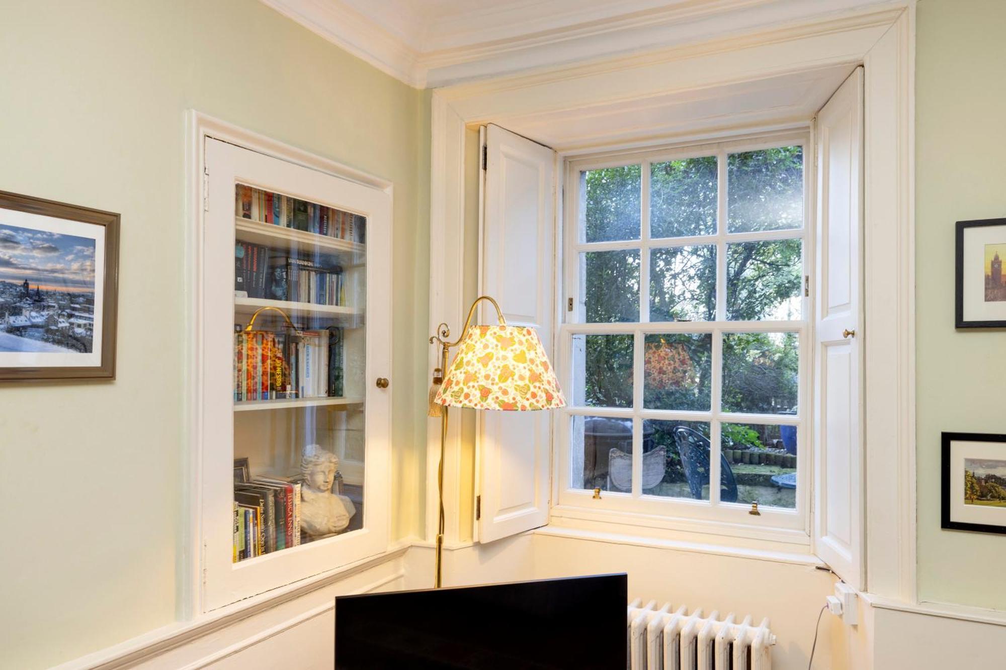 Joivy Beautiful Apartment, Private Garden, Calton Hill エディンバラ エクステリア 写真
