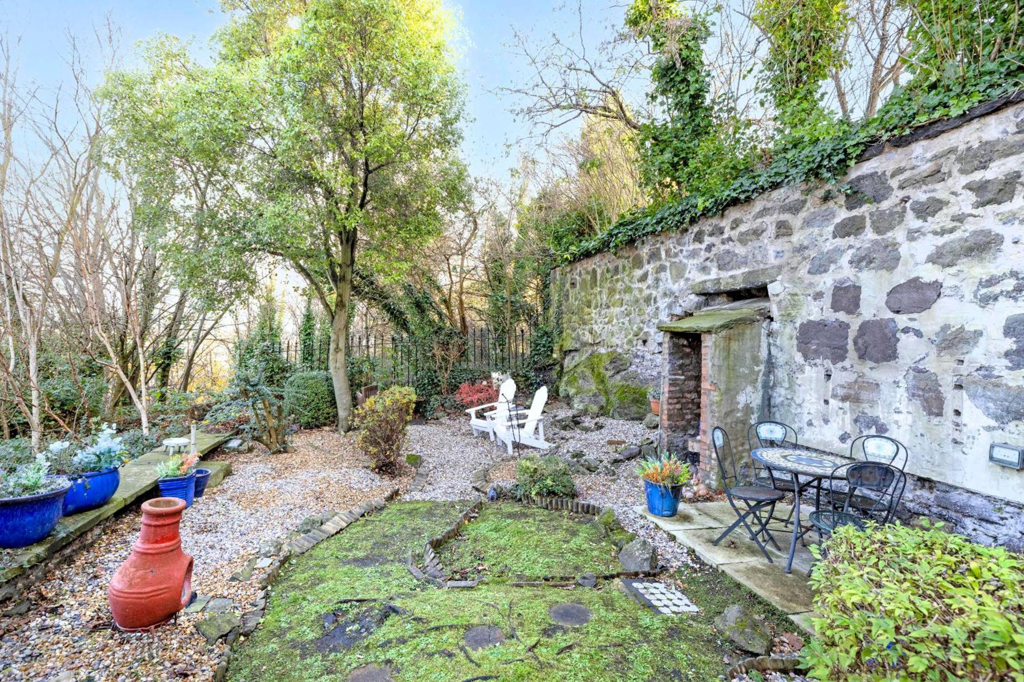 Joivy Beautiful Apartment, Private Garden, Calton Hill エディンバラ エクステリア 写真