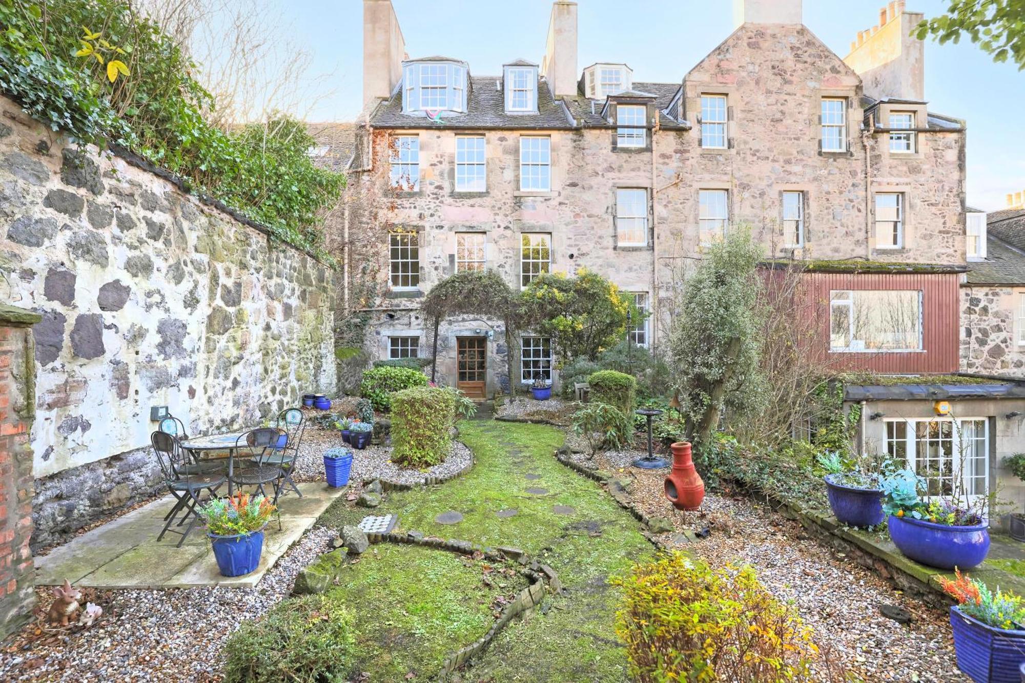Joivy Beautiful Apartment, Private Garden, Calton Hill エディンバラ エクステリア 写真