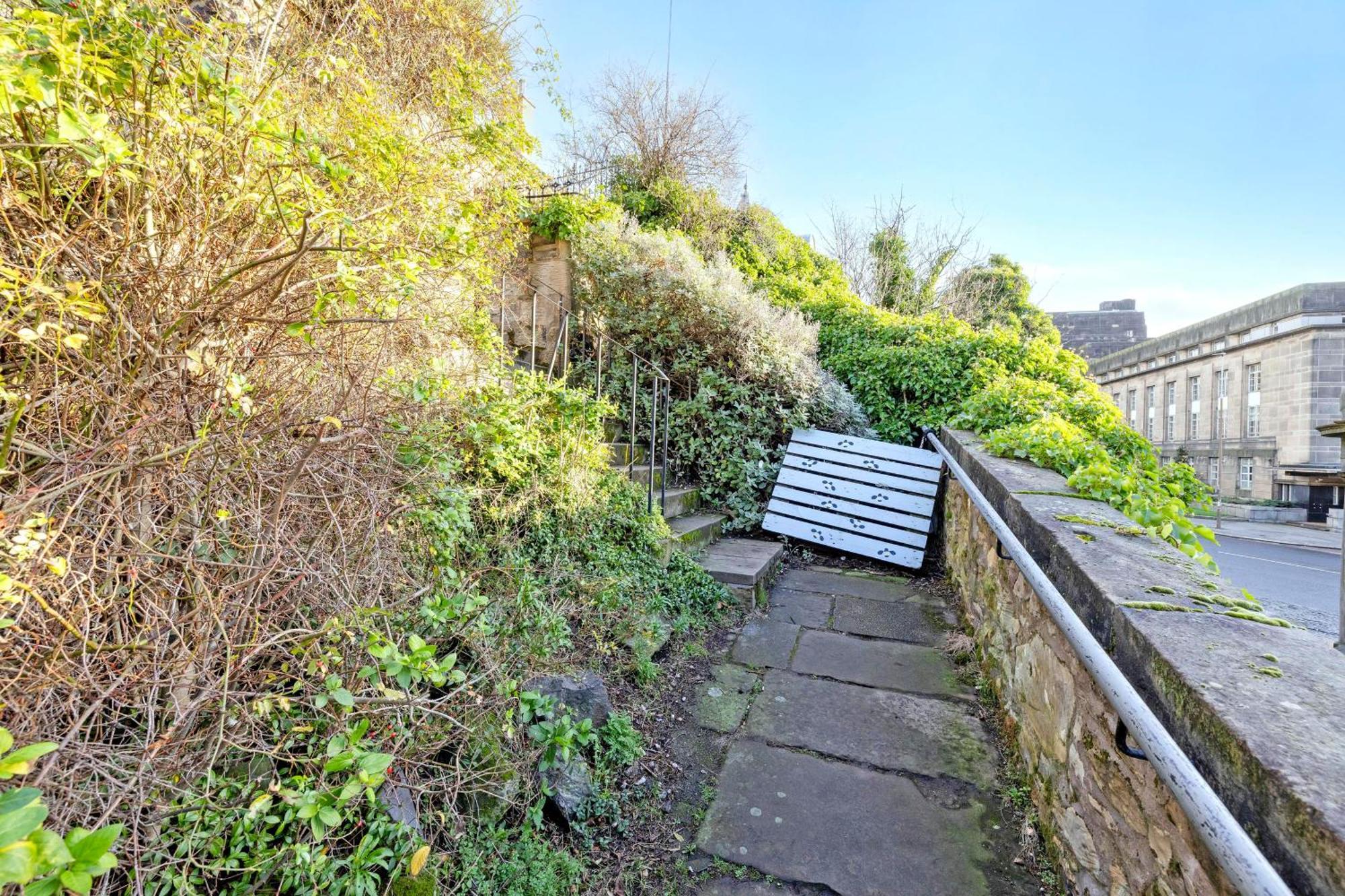 Joivy Beautiful Apartment, Private Garden, Calton Hill エディンバラ エクステリア 写真