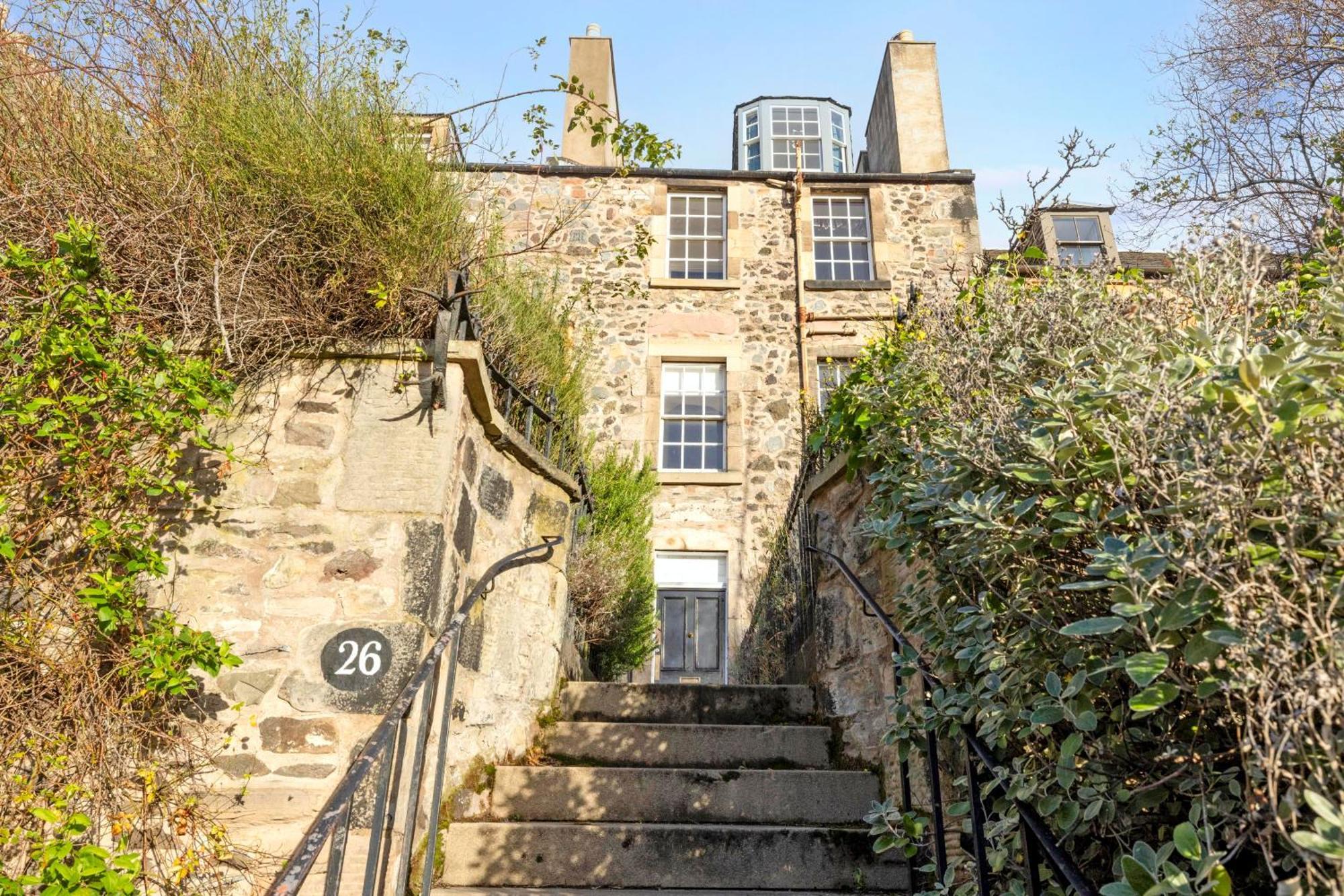 Joivy Beautiful Apartment, Private Garden, Calton Hill エディンバラ エクステリア 写真