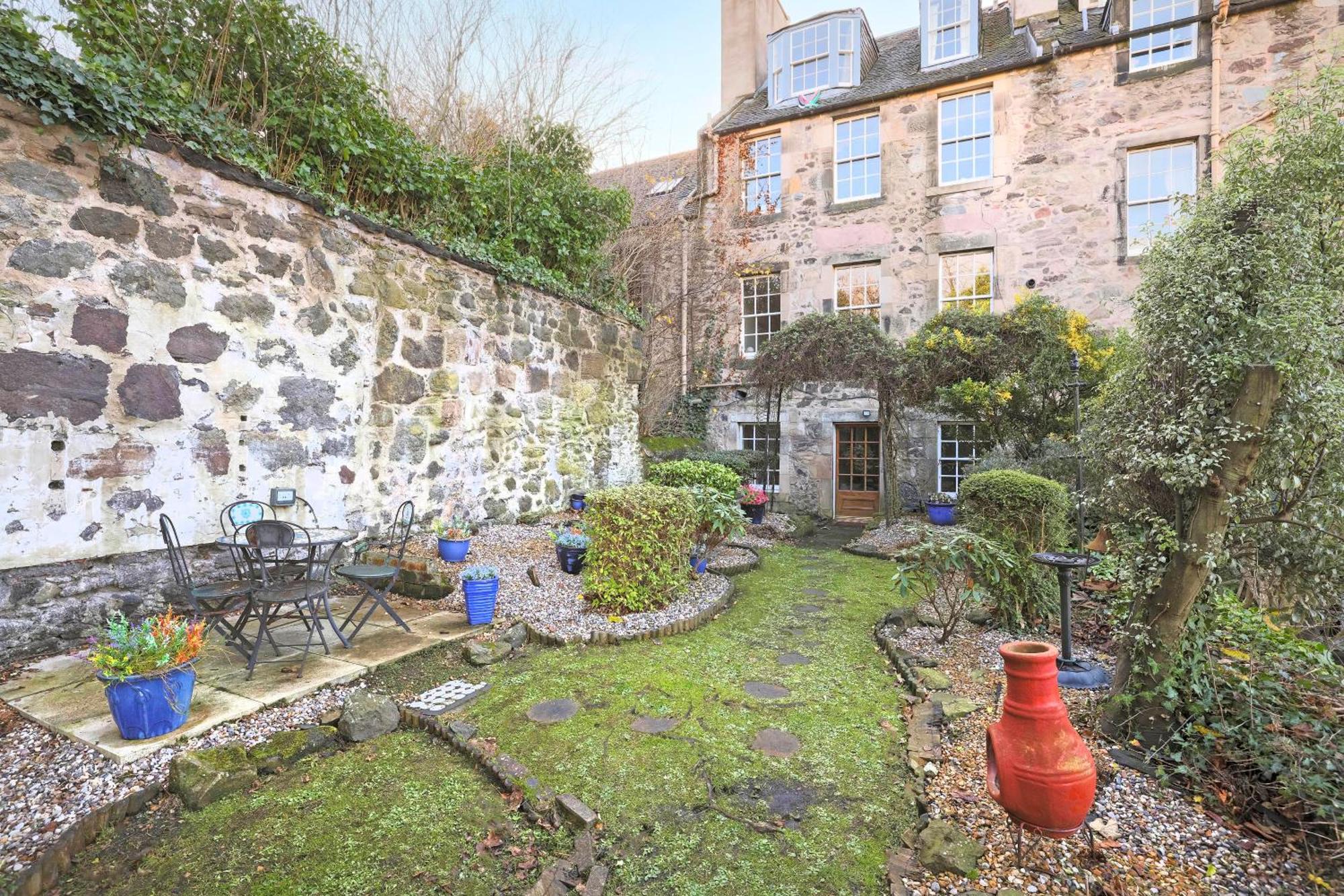 Joivy Beautiful Apartment, Private Garden, Calton Hill エディンバラ エクステリア 写真