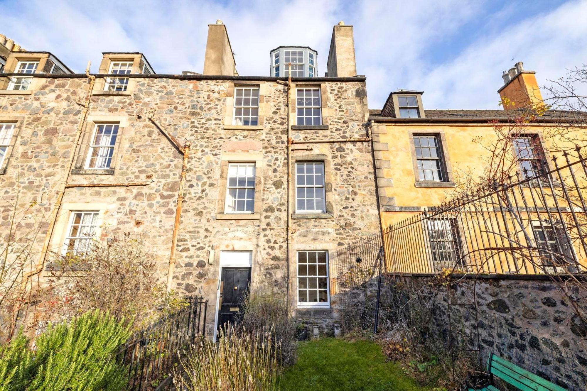 Joivy Beautiful Apartment, Private Garden, Calton Hill エディンバラ エクステリア 写真