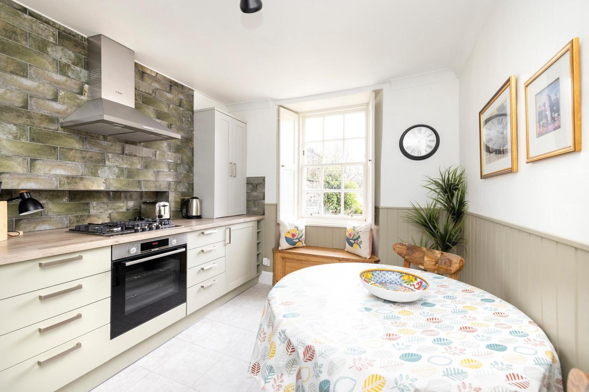 Joivy Beautiful Apartment, Private Garden, Calton Hill エディンバラ エクステリア 写真