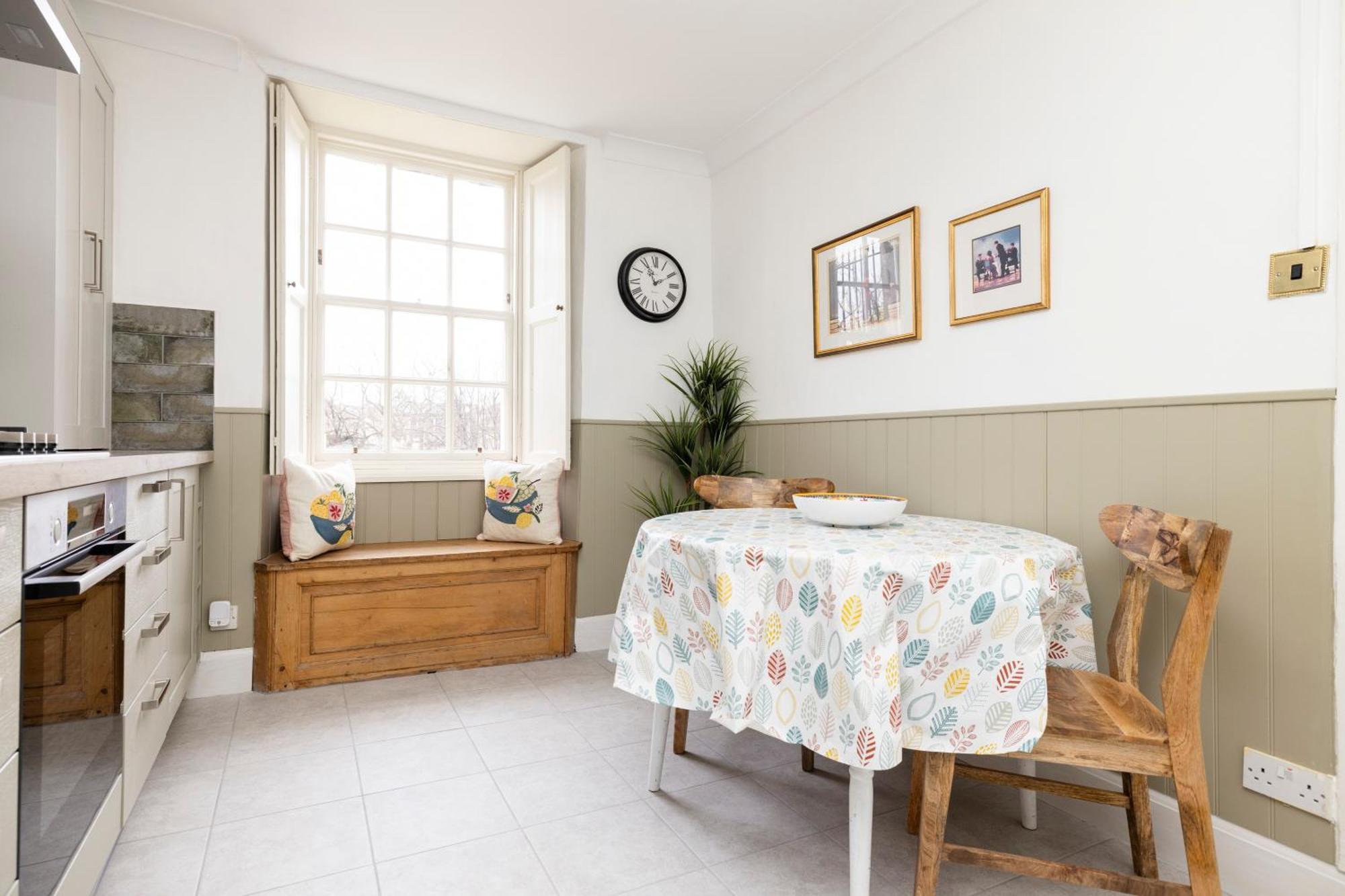 Joivy Beautiful Apartment, Private Garden, Calton Hill エディンバラ エクステリア 写真